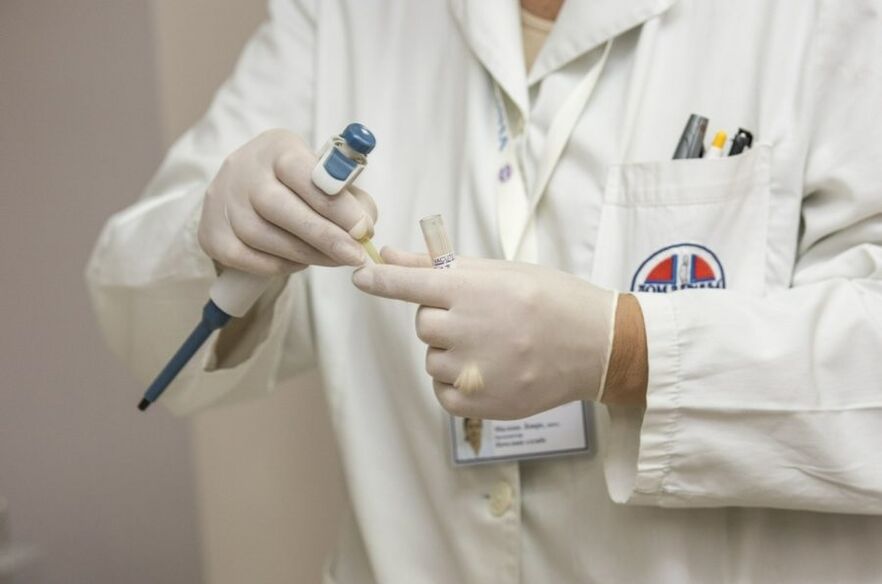 Arzt diagnostiziert humanes Papillomavirus